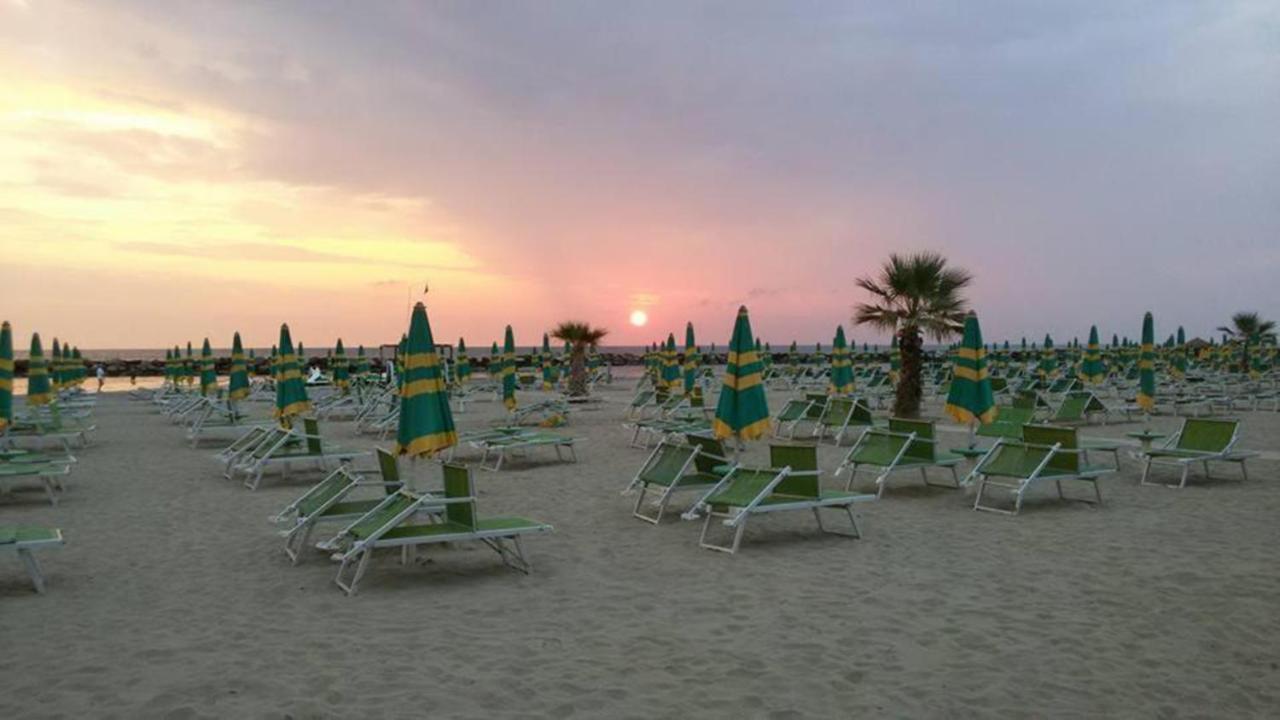 Hotel Acapulco Rimini Bagian luar foto