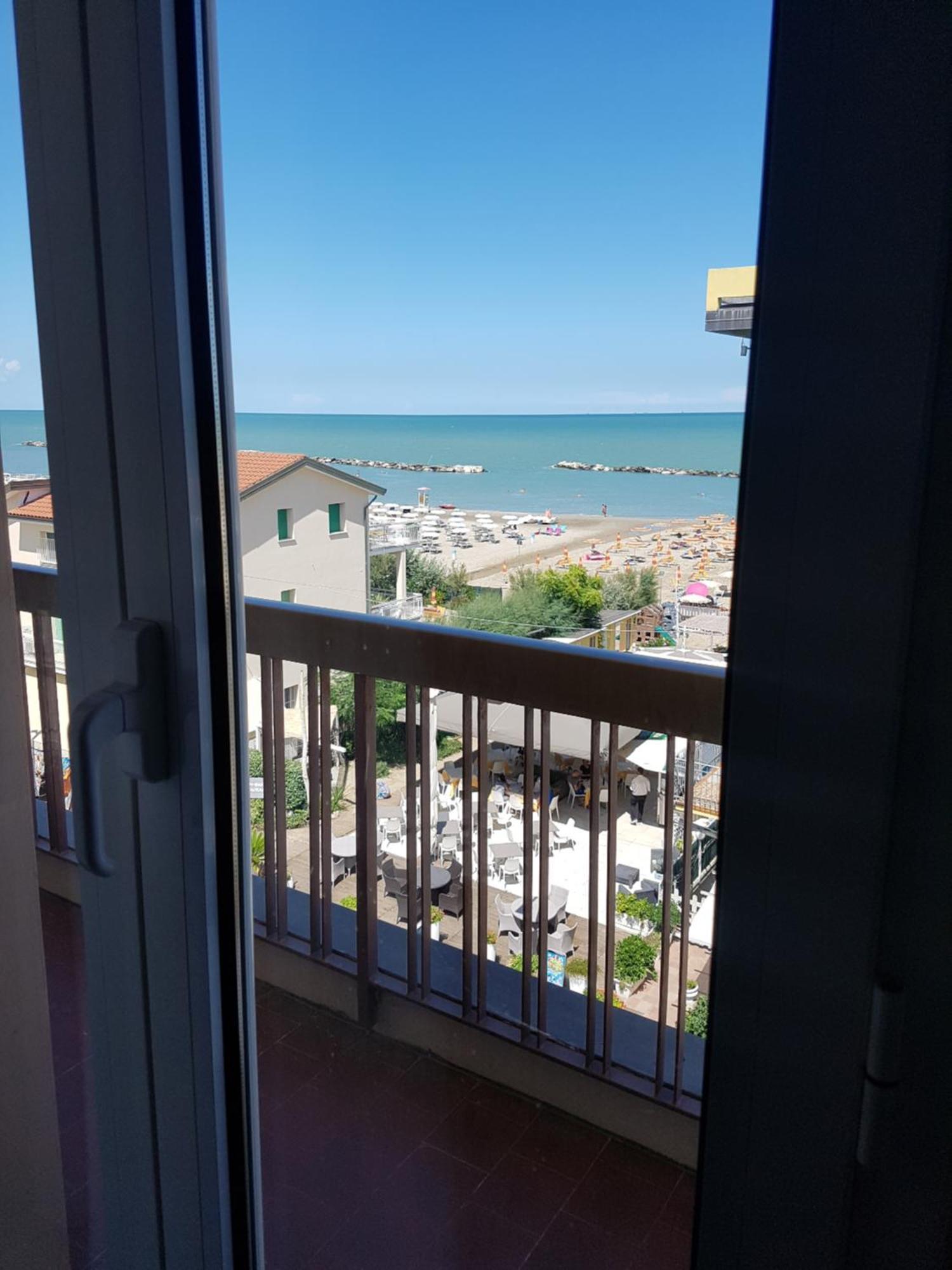 Hotel Acapulco Rimini Bagian luar foto